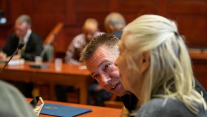 Bild: Daniel Karmann/dpa 
Andreas Lösche (Zweiter von rechts), Bruder der 28-jährigen ermordeten Tramperin Sophia Lösche, sitzt neben seiner Mutter im Landgericht Bayreuth, zum Prozessbeginn gegen eine angeklagten Marokkaner. Dem wegen Mordes angeklagten Lastwagenfahrer wird vorgeworfen die 28-jährige Tramperin Sophia Lösche am 14. Juni 2018 auf ihrem Weg von Leipzig nach Nürnberg an der Autobahn 9 mitgenommen und anschließend ermordet zu haben. Die Leiche wurde in Spanien gefunden.