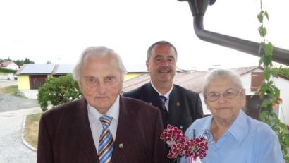 Bild: dpe
Bürgermeister Peter Dotzler (Mitte) gratuliert dem diamantenen Jubelpaar Alfons und Barbara Schöpf.