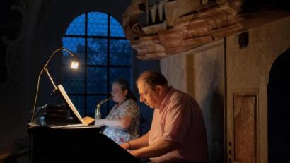 Bild: kar
Bei der vierten geistlichen Abendmusik kreuzten Michael Koch an der Orgel und Brunhild Narnhammer am Saxophon geistliche und weltliche Melodien.