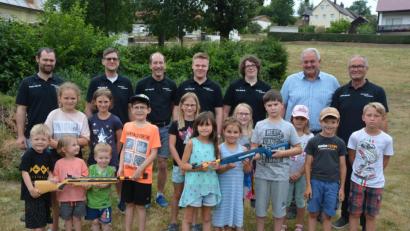 Bild: jr
Zum Auftakt des gemeindlichen Ferienprogramms lud die Zimmerstutzengesellschaft „Eichenlaub“ Königshütte um Vorsitzenden Eberhard Kirchner (hinten rechts) zum Schnupperschießen ein. Mit im Bild auch Bürgermeister Johann Burger (hinten, Zweiter von rechts).