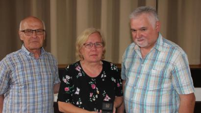 Bild: kro
Der Ehrenring in Silber wurde Heimatkreis-Vorsitzender Regine Löffler-Klemsche (Mitte) verliehen. Die Auszeichnung überreichten Laudator Peter Valenta (links) und stellvertretender Vorsitzender Gerhard Bezenka (rechts).