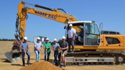 Bild: buc
Spatenstich im Gewerbegebiet von links: David Sochor, Jan Mareš, Bürgermeister Reiner Gäbl, dritter Bürgermeister Josef Illing, Bauleiter Matthias Eckert, Reger-Bau, Firmeninhaber und Bauherr Georg Kneißl, Baggerführer Rainer Richthammer.