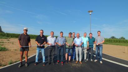 Bild: Josef Ott
Offizielle Freigabe des neuen Baugebiets mit (von links) Christian Bäuml, Projektleiter Michael Feit, Projektentwickler Erich Maul (alle Firma Markgraf), Alexander Greiner, Michael Pollok (beide Bauverwaltung Kümmersbruck), Thomas Krybus (Wasser und Energie Kümmersbruck), Bürgermeister Roland Strehl, Werkleiter Günter Karzmaczyk (Wasser und Energie Kümmersbruck), Helmut Schäfer (Stadtwerke Amberg), Reinhard Standecker (Büro Renner+Hartmann Consult Amberg).