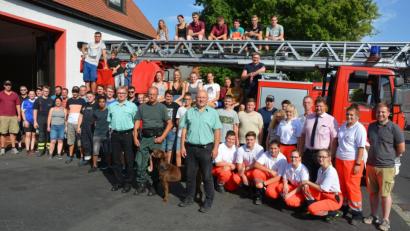 Bild: jr
30 Jugendliche der Feuerwehren Mitterteich und Pleußen und des BRK Mitterteich absolvierten eine 24-Stunden-Übung mit verschiedensten Einsätzen. Zu Gast war auch die Kontrolleinheit Verkehrswege Selb des Hauptzollamts Regensburg mit Labrador „Dobby“ (vorne, Mitte). Mit im Bild Jugendwart Johannes Schmid (links) von der Feuerwehr Mitterteich, Feuerwehr-Vorsitzender Christian Grillmeier (rechts) und Zweiter Bürgermeister Stefan Grillmeier (Dritter von rechts).