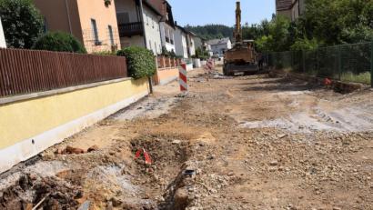Bild: bö
Mit dem Komplettausbau der Harschhofer Straße wird auch die Wasserleitung zur Imkerstraße neu verlegt. Die Kosten belaufen sich auf gut 20 000 Euro.