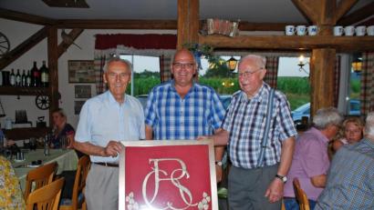 Bild: enz
Bürgermeister Klaus Meyer (Mitte) mit den ehemaligen Dürrmaulern Rudolf Stich (rechts) und Franz Müller (links) sowie dem Gastgeschenk für den Bürgermeister von Drmoul