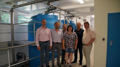 Bild: kaz
Manfred Plannerer (Zweiter von rechts) führt Ely Eibisch, Hermann Schraml, Christian Baumann, Liane Preininger und Markus Lehner (von links) durch das Kemnather Wasserwerk.