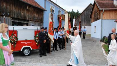 Bild: sche
Pfarrvikar Rudolf Kratzer erteilt dem neuen Tragkraftspritzenanhänger der Bühler Wehr den kirchlichen Segen.