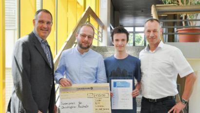 Bild: exb
Der Preisträger des Förderpreises 2019 steht fest: Es ist Christopher Reichelt (Zweiter von rechts). Mit ihm freuen sich (von links) Schulleiter Michael Meier, Fördervereinsvorsitzender Martin Stich sowie zweiter Vorsitzender Wolfgang Dobler.