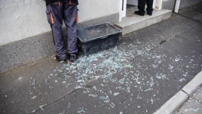 Bild: Nicolas Armer/dpa
Splitter einer zerborstenen Glasscheibe liegen vor einer Bankfiliale in Röslau (Kreis Wunsiedel), in welcher am frühen Morgen ein Geldautomat gesprengt wurde.