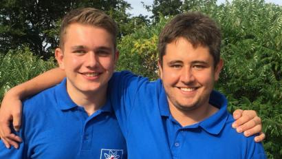 Bild: san
Silas Hämmerl (links) und Johannes Grötsch sind seit Sonntagabend zurück von ihrem Bergwochenende. Die beiden Bergwacht-Mitglieder wollten privat den Watzmann überqueren, als eine 22-Jährige auf dieser Route 50 Meter in die Tiefe stürzte und die beiden jungen Männer als Ersthelfer gefordert waren.