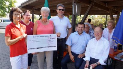 Bild: oe
Sozialstation-Leiterin Ingeborg Gerlach (von links) und ihre Stellvertreterin Nicole Hollederer danken Förderverein-Vorsitzender Elisabeth Schaller für die Spende. Auch Pfarrer Michael Jakob, Günter Koller vom Caritasverband und Pfarrer Ludwig Gradl freuen sich mit.