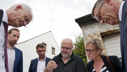 Bild: tr
Professor Karl Stoffel, Harald Eckert, Sebastian Gebauer, Peter Brückner, Karin Stieg und Bürgermeister Franz Stahl (von links) studieren den Plan des Gebäudes, in das im März 2020 die Studenten einziehen.