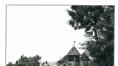 Bild: exb/„Die Kunstdenkmäler von Bayern“
Dieses Bild belegt eindeutig, dass früher eine Holzkapelle und ein Feldkreuz in der Ortsmitte von Kaimling standen.