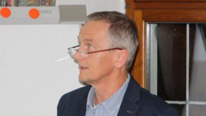 Bild: bjp
Die Stellungnahmen von Behörden und Verbänden zum Planentwurf für den Solarpark "Steinäcker" bei Riggau gibt Ingenieur Klaus-Peter Fels dem Stadtrat zur Kenntnis.