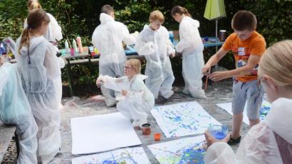 Bild: Gabi Schönberger
Im Garten des Kunstbaus in Weiden lernen die Kinder beim Ferienprogramm, wie "Action Painting" geht.