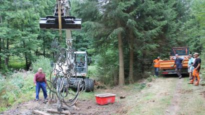 Bild: pi
Jeff Beer (links) ist zufrieden. Das sind auch Bagger-Unternehmern Karl Bock, Thomas Schaller, Bürgermeister Johann Maurer, Johann Walbrunn und Siegmund Holfelder (weiter von links).