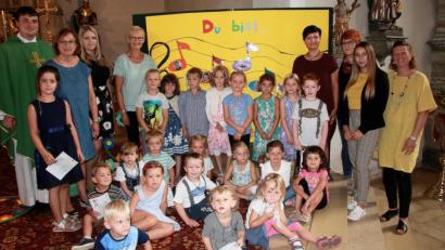 Bild: wro
Mit „Gottes Melodie“ sagte der Kindergarten St. Josef dem scheidenden Pfarrer Maximilian Roeb (links) auf Wiedersehen.