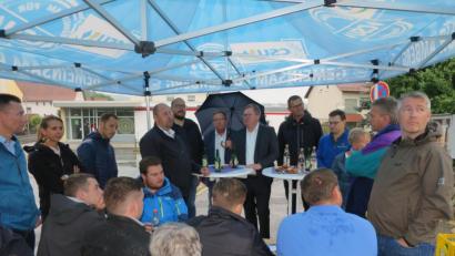 Bild: tne
Trotz Regen sind viele Mitglieder und Interessierte beim Feierabendseidl mit Oberbürgermeister Michael Cerny.