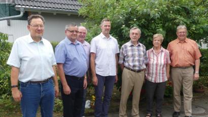 Bild: rn
Auch zum Geburstagskaffee heißt Bruno Uhl (Dritter von rechts) zusammen mit seiner Frau Ingrid (rechts daneben) zahlreiche Gratulanten willkommen: (von links) Harald Drobig, der Vorsitzende des Karten- und Schachvereins, Stadtverbandsvorsitzender Dieter Kies, Bürgermeister Peter Lehr, Thomas Riedl, "Vize" im KSV, und Seniorenbeauftragter Udo Müller.