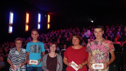 Bild: wih
Fünf glückliche Gewinner freuen sich über ihre Leberkäse-Gutscheine.