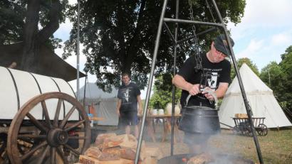 Bild: Wolfgang Steinbacher
Das Feuer lodert schon, die Zelte stehen: Am Freitagabend um 19 Uhr schickt der Verein Cantus Ferrum die Amberger beim Brunnenfest zurück ins 15. Jahrhundert.