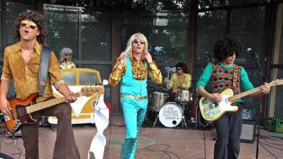 Bild: R. Kreuzer
Sogar Büstenhalter fliegen der "Golden Glitter Band" um die Ohren.