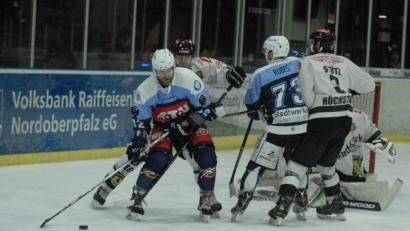 Bild: gb
Der Deutsche Eishockey-Bund gab am Donnerstag den Spielplan der Oberliga Süd bekannt. Die Blue Devils Weiden starten am 27. September mit der Partie bei den Starbulls Rosenheim. Das erste Heimspiel steigt am Sonntag, 29. September, gegen den Höchstadter EC (Szene mit Herbert Geisberger, links, und Tomas Rubes aus der vergangenen Saison).