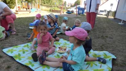 Bild: adj
Den Kindern aus Altenstadt und Floss schmeckt die gemeinsame Brotzeit auf der Picknickdecke bestens. Sie genießen ihren Ausflug in die Gastkrippe.