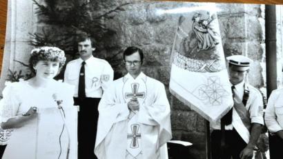 Archivbild: es
Pfarrer Martin Neumaier segnete 1983 die erneuerte Fahne des Kriegerverenis Kleinschwand/Voitsberg, links davon ist Fahnenbraut Anna Kick.