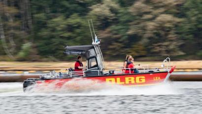 Bild: Marcel Kusch
Ein Team der DLRG (Deutsche Lebens-Rettungs-Gesellschaft) fährt in einem Boot über den Halterner Stausee.