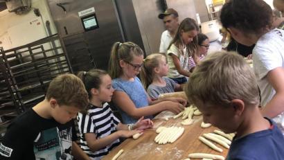 Bild: exb
Mit Eifer rollen und kneten die Kinder den Laugenteig und formen die tollsten Kunstwerke daraus.