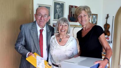 Bild: Hirsch
Zweite Bürgermeisterin Ulrike Roidl (rechts) gratulierte dem Ehepaar Elisabeth und Franz Sichler zur „Eisernen Hochzeit“.