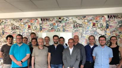 Bild: Kirsten Probst, SYSKRON
Die Gründungsmitglieder des Industrieverein Bayern für angewandte Künstliche Intelligenz e.V. (von links): Raimund Hummel, Dr. Patrick Glauner, Franz Diebold, Marinus Bommer, Thomas Achhammer, Prof. Dr. Elmar W. Lang (Vorstandsvorsitzender), Dr. Markus Goldhacker, Severin Diepold (Vorstandsvorsitzender, Syskron X GmbH), Tobias Amann, Dr. Michael Colombo (TIKI Technologisches Institut für Angewandte Künstliche Intelligenz GmbH), Ralf Plüschke, Reiner Keck, Dominik Ramsauer, Andrea Spichtinger.