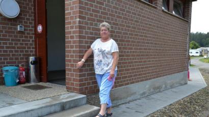 Bild: Lowak
Rosemarie Zaruba ärgert sich. Sie wünscht sich vor dem neuen Sanitärgebäude am Campingplatz Gaisweiher ein Geländer.