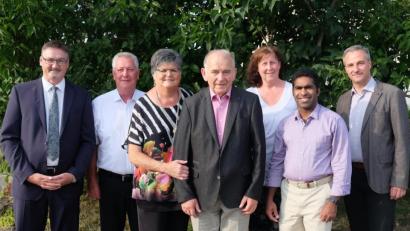 Bild: ohr
Marianne und Adolf Flierl (Mitte) feierten ihre Goldene Hochzeit. Pfarrvikar Joseph Kokkoth (Zweiter von rechts) gratulierte für die Pfarrgemeinde Stulln. Bürgermeister Hans Prechtl (links) und sein Stellvertreter Thomas Rohrwild (rechts) überbrachten die Glückwünsche im Namen der Gemeinde. Mit im Bild Hans Messmann (Zweiter von links) und Martina Flierl (Dritte von rechts), die neben Bürgermeister Prechtl bei der Hochzeit der Flierls Brautkinder waren.