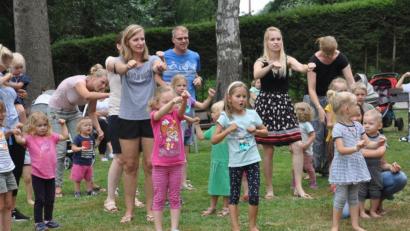 Bild: dob
Die Liegewiese im städtischen Freibad wurde durch den TV kurzerhand zur Bewegungsmeile ausgerufen. Tolle Mit-Mach-Songs begeistern.