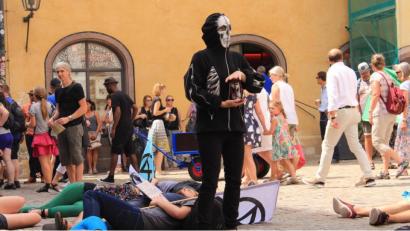 Bild: Extinction Rebellion
Bei einem „Die-In“ legten sich die Aktivisten vor dem Alten Rathaus wie Sterbende auf den Boden. Nele Heaslip trat als der Tod auf.