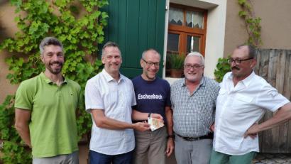 Bild: rn
Mit erkennbarer Freude nimmt der Vorstand des Kommunbier-Vereins die erste Spende für diesen entgegen.