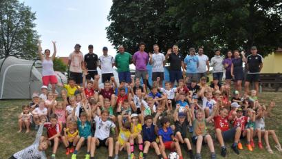 Bild: ak
Das SV-Zeltlager hält, was es versprochen hat: jede Menge Spaß und Spiel für die Mädchen und Jungs.