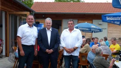 Bild: exb
Politische Beiträge zur CSU-Sommernacht liefern (von links) der mögliche Bürgermeisterkandidat Klaus Hafner, Landrat Richard Reisinger und der neue Ortsverbandsvorsitzende Roland Sollner.