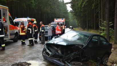 Bild: dob
Ein Sekundenschlaf ist laut Polizeiangaben der Auslöser für diesen schweren Verkehrsunfall mit drei Verletzten. Der BMW-Fahrer krachte in den Gegenverkehr.