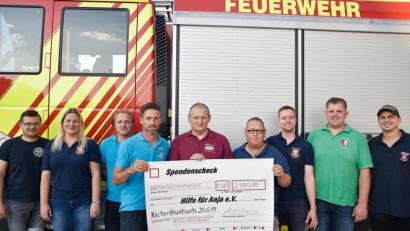 Bild: jma
Sichtlich stolz sind die Kameraden der an der Typisierungsaktion beteiligten Feuerwehren bei der Spendenübergabe an den Verein "Hilfe für Anja". Dessen Vorsitzender Michael Sporrer (Mitte) nimmt mit großer Freude den überdimensionalen Spendenscheck über 2900 Euro entgegen.