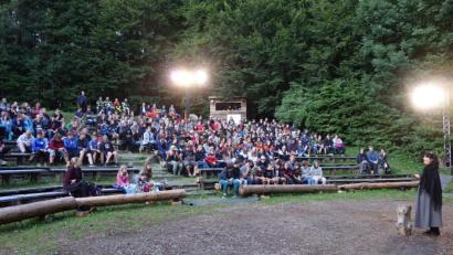 Bild: mmj
Bürgermeisterin Birgit Höcherl (rechts) hieß auf der Freilichtbühne am Eulenberg die Teilnehmer am Zeltlager der Jugendfeuerwehren im Landkreis Schwandorf willkommen.