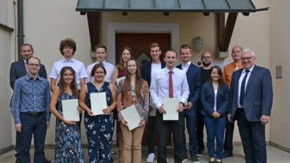 Bild: pz
Junge Leute aus der Region sind am Donnerstag nach der dreijährigen Ausbildung zum Geomatiker als Beamte im Vermessungswesen vereidigt worden. Rechts Ferdinand Roßmeier, Vizepräsident des Landesamts für Digitaliserung, Breitband und Vermessung. zusammen mit weiteren Vertreter des Landesamtes.