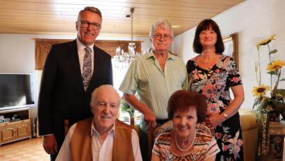 Bild: Stadt Tirschenreuth/exb
Jubilar Alois Wegmann mit Ehefrau Anna (sitzend), dahinter Stieftochter Birgit Schaller mit Ehemann Hans Schaller (Mitte) und Bürgermeister Franz Stahl.