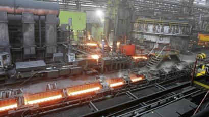 Bild: ge
Nach Ansicht der IG Metall muss die harte Arbeit im Rohrwerk bei Lärm, Hitze, Staub und Schichtbetrieb auch gerecht entlohnt werden.