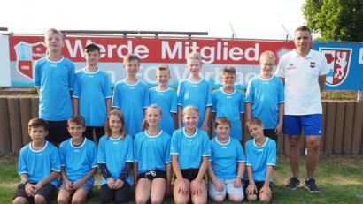 Bild: wmi
Sie feiern ihren Meistertitel: die E-Junioren (vorne, von links) Nico Lautner, Timo Wiesnet, Linda Pittner, Charlotte Kausler, Linda Schmid, Sebastian Betzl, Paul Ackerschewski und (hinten, von links) Erik Kausler, Emilia Ruder, Nico Kausler, Mika Dötsch, Felix Brütting, Hannes Biersack und Felix Groher. Trainer Dieter Biersack ist stolz auf sein Team.