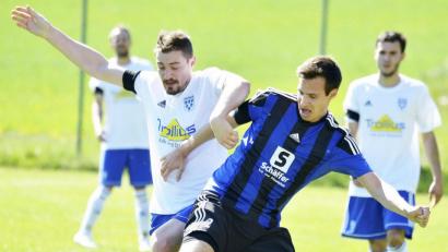 Bild: Hubert Ziegler
Ende April standen sich der TuS Kastl (links Hendrik Blomeier) und der SV Raigering (rechts Benedikt Buegger) das letzte Mal gegenüber. Damals gab es einen 4:1-Sieg der Kastler.
