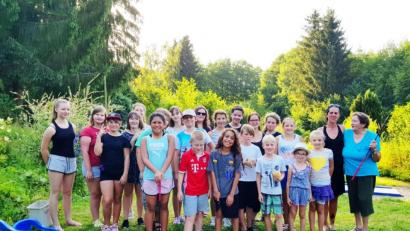 Bild: njn
Viel Spaß hatten die Buben und Mädchen beim Minigolfen auf der Anlage von Margarete Goller (rechts). Mit auf dem Bild Gruppenleiterin Tanja Heider (Zweite von rechts).